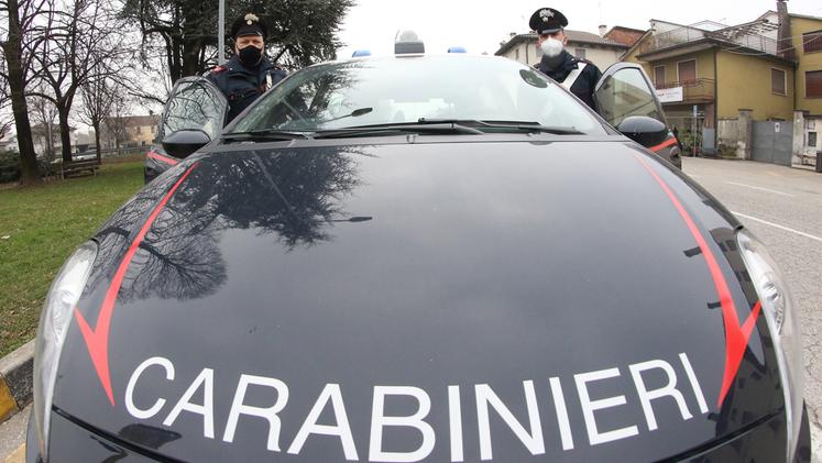 I carabinieri hanno fatto visita alla scuola media di casto (foto d'archivio)