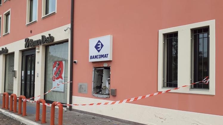 I danni lasciati dall'esplosione del bancomat a Montichiari