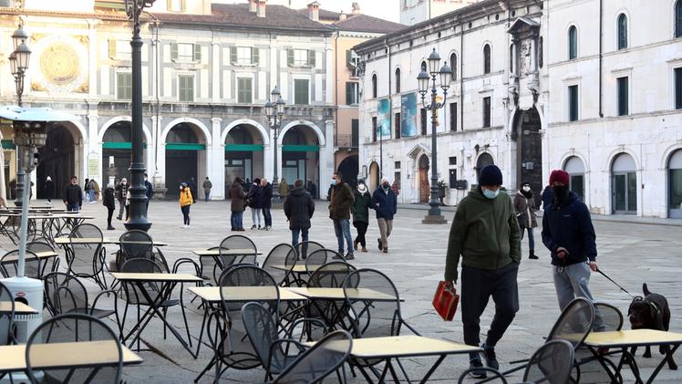 Gente a passeggio in piazza Loggia e bar chiusi (Fotolive)