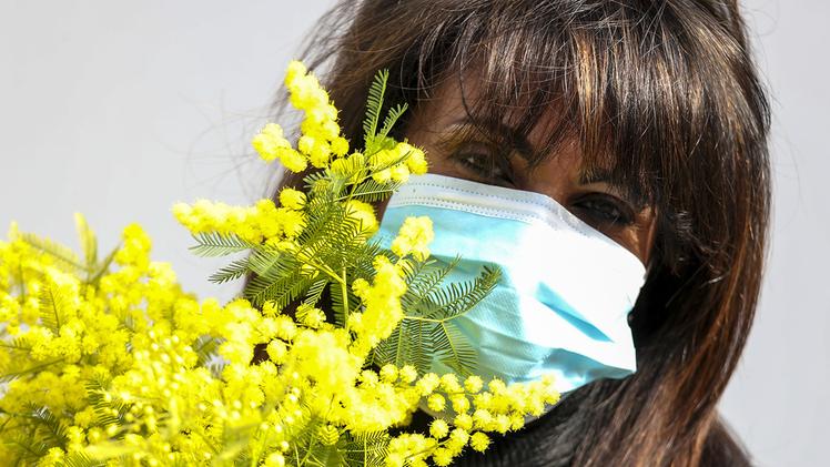 La mimosa, la mascherina, il sorriso: nonostante tutto, il coraggio delle donne FOTOLIVE/Filippo Venezia