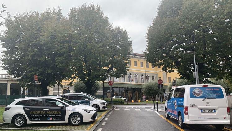 La postazione «invisibile»   dei taxi di Desenzano, in una viuzza opposta al piazzale della stazione ferroviaria che si intravede sullo sfondo
