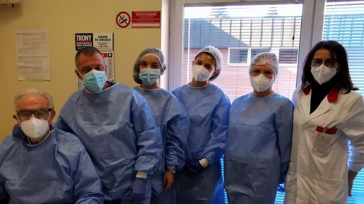 Il team di lavoro per la somministrazione composto da medici e infermieriI primi quattro  anziani ad essere vaccinati sono arrivati da Capovalle