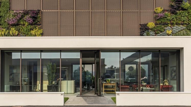 L’ingresso di ItalMesh e Verincolor a Montirone con dettagli del giardino verticale, una delle novità proposte con l’obiettivo di dare un ulteriore contributo all’architettura sostenibile
