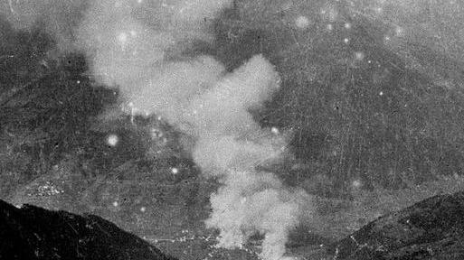 Ciò che restava  di Ponte di Legno dopo il bombardamento austriaco del 1917Le esplosioni delle granate in paese viste da Cima Lagoscuro