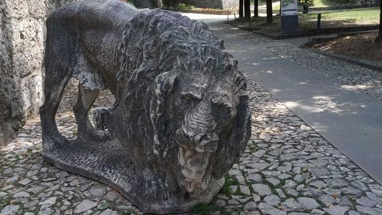 Una delle statue dei leoni del Castello in attesa di restauro: da qui nel 1849 gli austriaci bersagliavano gli insorti che resistevano con bombardamenti e granate