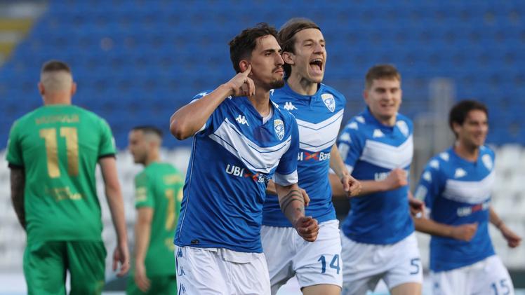 Emanuele Ndoj esulta: due gol contro il Pordenone