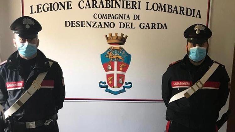 I carabinieri con l'arma che avrebbe ferito il 32enne di Montichiari