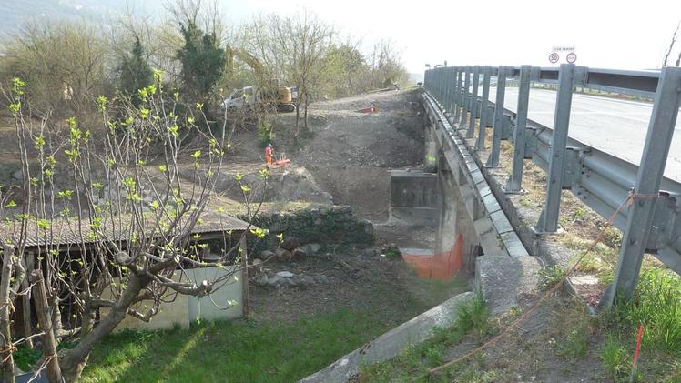 I lavori  per la costruzione della passerella sul torrente Re