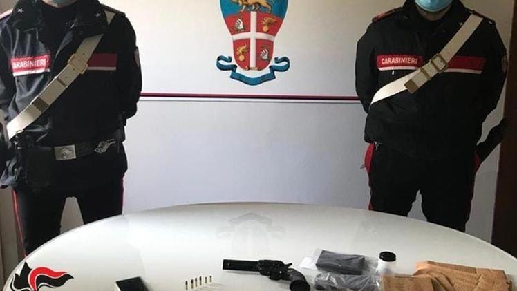 I carabinieri mostrano la pistola impugnata dal ragazzino di 13 anni responsabile dell’agguato ordinato dallo zio