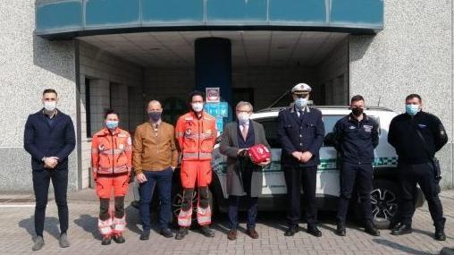 La consegna  dei quattro defibrillatori alla polizia locale