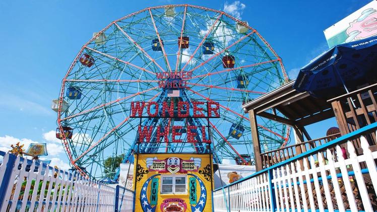 La mitica Wonder Wheel del luna park di Coney Island: da venerdì tornerà a girare per i newyorchesi dopo essere stata ferma per un anno e mezzoLa copertina del New Yorker disegnata da Lorenzo Mattotti