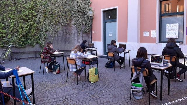 Protesta con banchi e laptop alla scuola media Marconi di Brescia