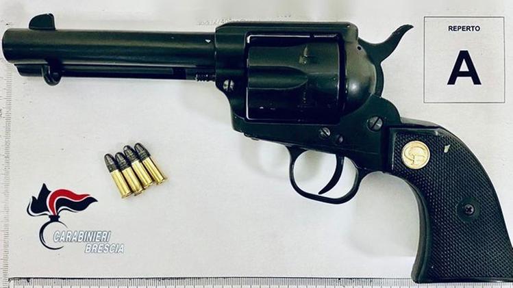 La pistola  calibro 22 utilizzata nell’agguato avvenuto venerdì sera nella frazione Chiarini a Montichiari