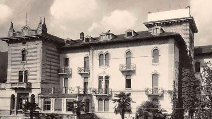 L’ex collegio civico di Salò, in via Brunati, in uno scatto di vent’anni fa: oggi ospita il MuSa (museo civico italiano di arte moderna e contemporanea)Cartoline d’epoca: il collegio Tumminelli a Gardone Riviera