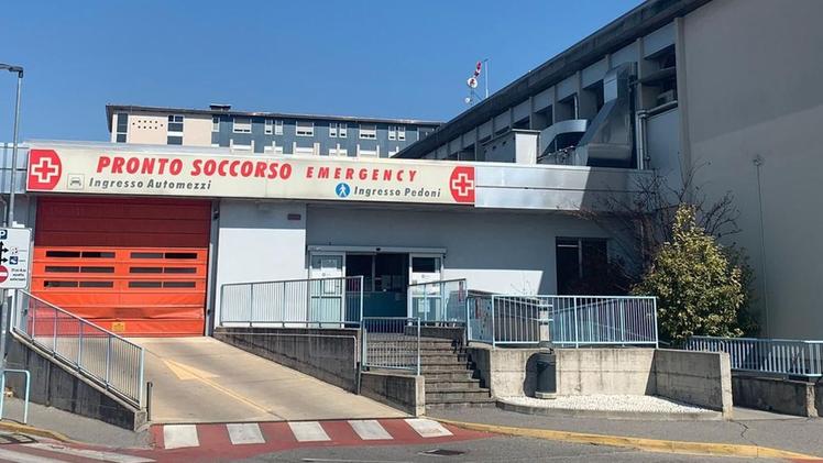L’ingresso del pronto soccorso dell’ospedale di Desenzano: la speranza prende forma con il calo dei ricoveri