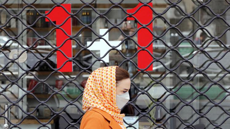 Una donna a Teheran: lockdown di due settimane da ieri per la quarta ondata Covid in Iran EPA / ABEDIN TAHERKENAREH