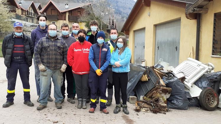 I volontari  per l’ambiente di Incudine con una parte dei rifiuti abbandonati recuperati sul territorio 