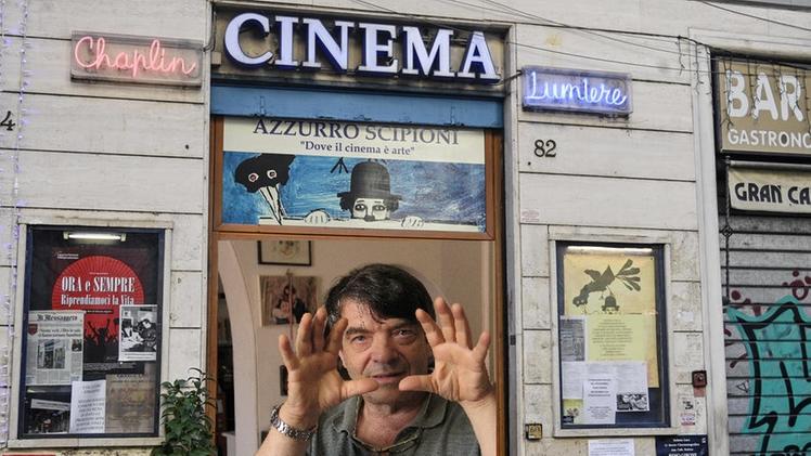 Un fotomontaggio con il regista bresciano Silvano Agosti e la sua "creatura" romana: il Cinema Azzurro Scipioni