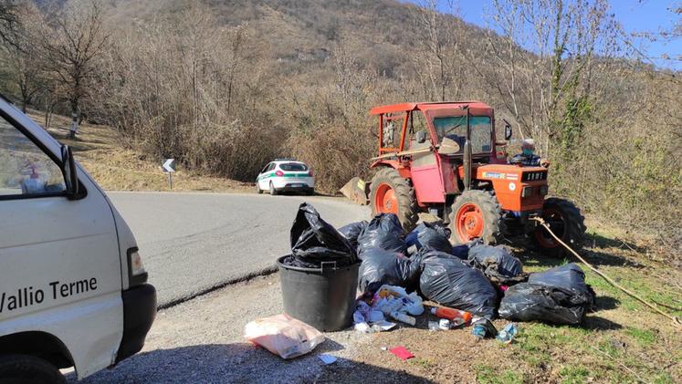 Il carico di immondizia abbandonata abusivamente lungo le strade di Vallio, in particolare verso il colle di Sant'Eusebio