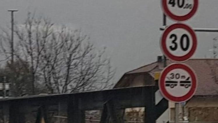 I cartelli  di divieto sul ponte