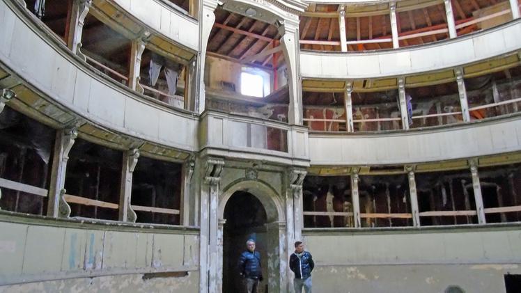 L’interno  del teatro comunale di Salò oggetto di un progetto di recupero per il quale sono stati stanziati 7 milioni di euro