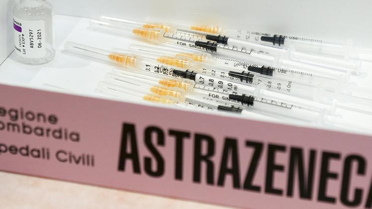 Disorientamento sul vaccino AstraZeneca, ora riservato agli over 60, dopo che l’Ema non ha escluso un collegamento con rari casi di trombosi venosa cerebrale e addominale