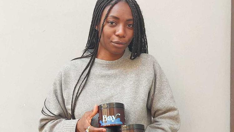 Sharon con alcune confezioni della crema africana diventata il prodotto bio di una start up