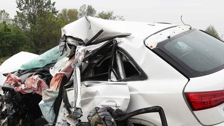 L’Audi di Franco Amadei 
distrutta nel drammatico incidente: l’ingegnere di
48 anni abitava a Calvisano 
Il tremendo frontale lo ha ucciso sul colpo
FOTOLIVE