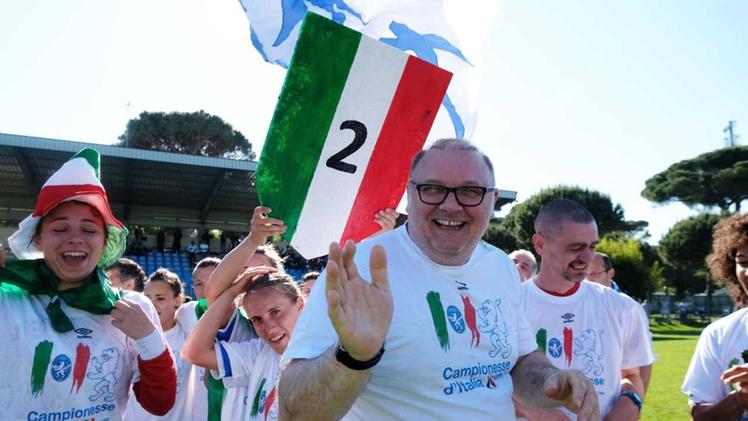 Giuseppe Cesari festeggia il secondo scudetto del Brescia a Milano Marittima il il 21 maggio 2016