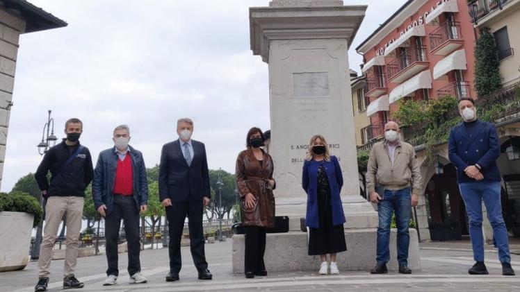 Il flash mob inscenato giovedì  pomeriggio dalle opposizioni di Desenzano