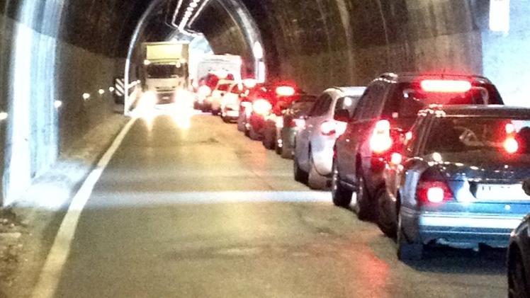 Le vecchie gallerie non sono più adeguate per il traffico modernoCode nei tunnel della Gardesana:  avanza il progetto da 80 milioni per il nuovo by-pass fra Tignale e Gargnano con una nuova galleria in parallelo