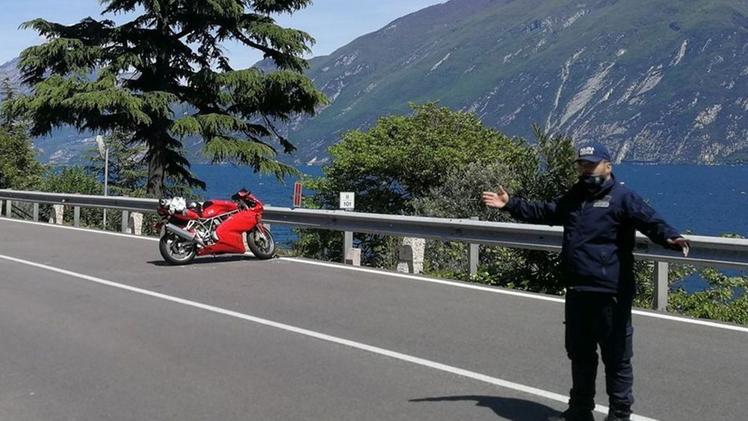 La moto Ducati 1000  rimasta sulla scena dell’incidente