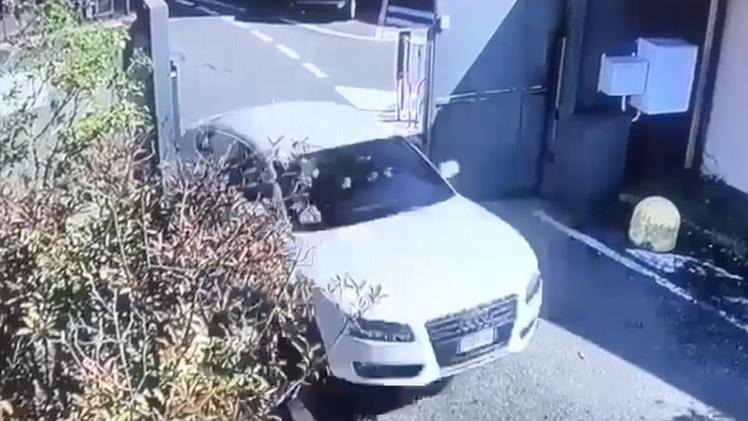 L’Audi A5 Sport che si è fermata nel passo carraio della Polizia Locale