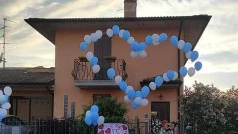 Il cuore formato da palloncini davanti alla casa teatro dell’omicidio 