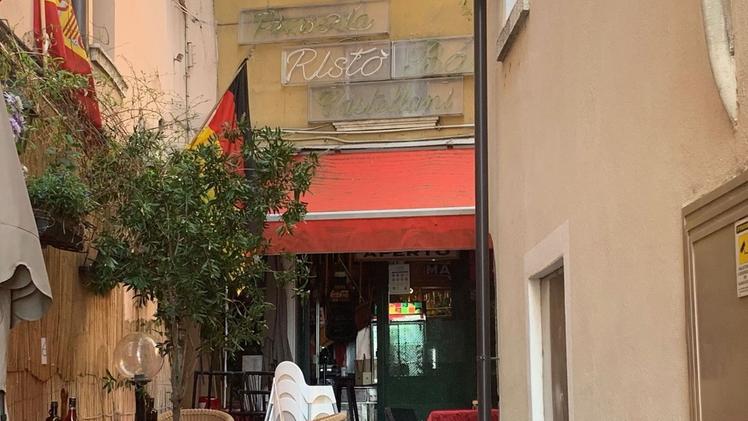 La pizzeria dei Castellani nel vicolo di piazza Matteotti, dove i balordi arrestati avevano consumato la cena senza pagare il conto