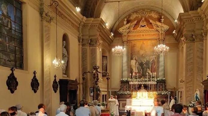 Ghedi  L’interno della chiesetta costruita attorno ai morti di peste che ha custodito anche le vittime del CovidL’insegnante  Barbara Alari