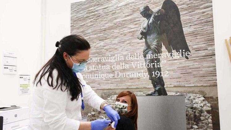 Al centro vaccinale in Fiera anche le immagini della Vittoria Alata FOTOLIVE