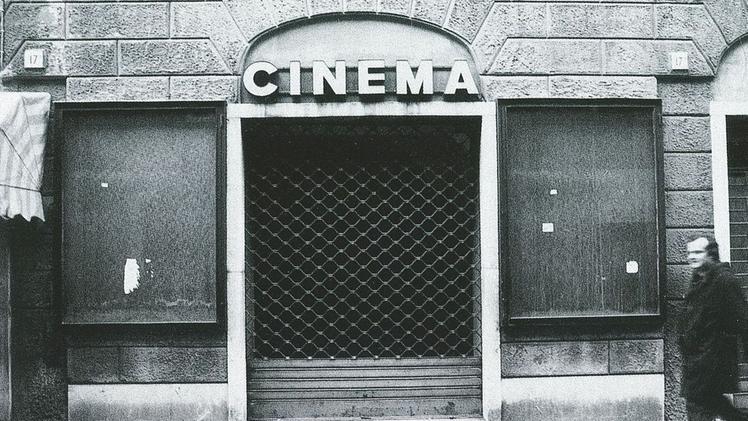 Il Crocera nell’area dell’ex ospedale affacciava sul corsoL’ingresso del cinema Adria, sala cinematografica, anche questa ormai chiusa, sotto i portici di piazza Vittoria