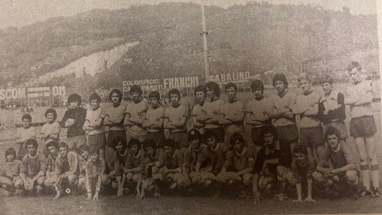 Le squadre di Castelmella e Leonessa schierate al «Rigamonti» di Mompiano domenica 25 maggio 1975 in occasione della prima finale dei Giovanissimi