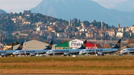 Panoramica dell’aeroporto Bergamo Orio al Serio cresciuto a supporto del territorio e diventato un punto di riferimento anche per i passeggeri in partenza da Brescia Foto di Kamal HarouiUno scalo  no-limits (Foto Sacbo)