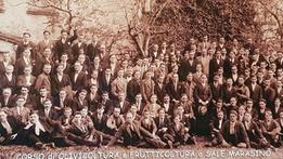 L’azienda agricola Leonardo  ha alle spalle una lunga storia, come testimonia anche questa fotografia che ritrae un folto gruppo di partecipanti nel 1930 a un corso di olivicoltura e frutticolturaGli uliveti affacciati sul lago d’Iseo