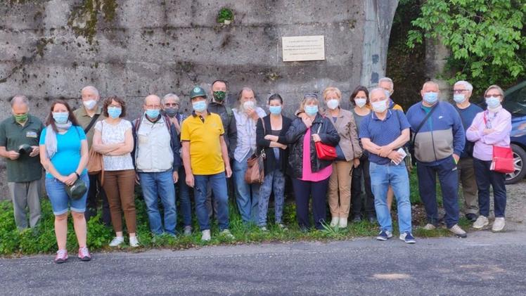 Idro  Guardie ecologiche e parenti di Claudio Necchini sotto la targa dedicata al volontario scomparso