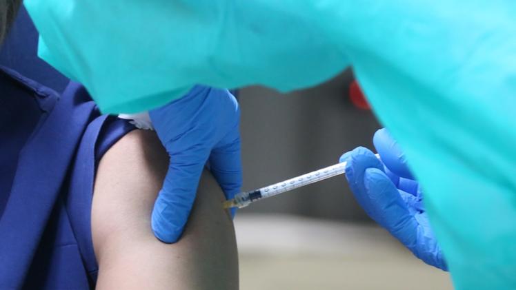 L’ipotesi in cantiere è quella di avviare la somministrazione delle terze dosi di vaccino anti Covid da gennaio 2022