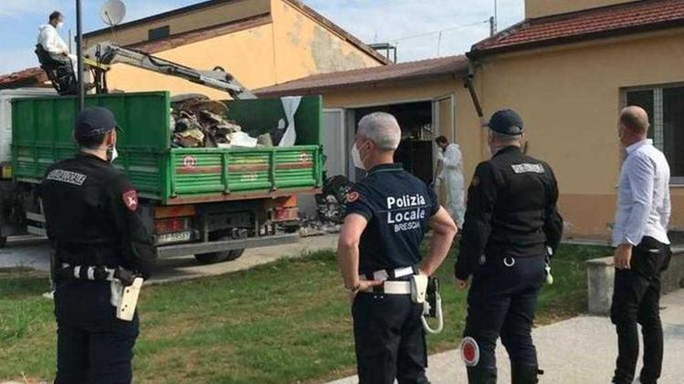 La Polizia Locale e il personale di Aprica ieri mattina hanno sgomberato gli ex spogliatoi da cumuli di immondizie e identificato 8 persone