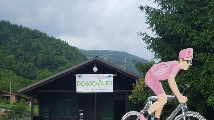 Il punto  di noleggio delle e-bike della società Dosso Alto nell’area del passo ManivaIl chiosco  di Bovegno riadattato in versione ciclistica