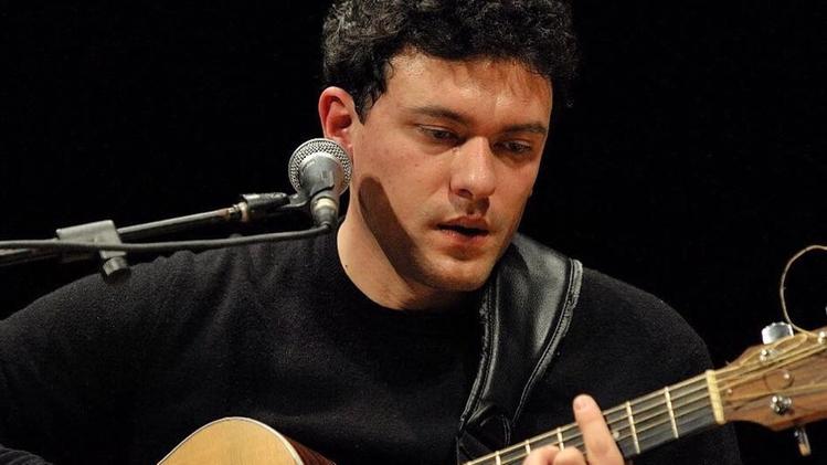 Ninè Ingiulla: attore e chitarrista catanese, ormai bresciano d’adozione, stasera sul palco a Bedizzole