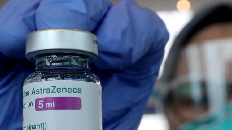 Una dose di AstraZeneca: il vaccino sarà somministrato solo agli over 60