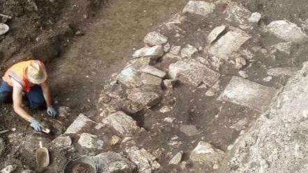 Giovan  Battista BernardiUna istantanea  degli scavi archeologici condotti recentemente nel cantiere della nuova piazza Ronchi di Breno