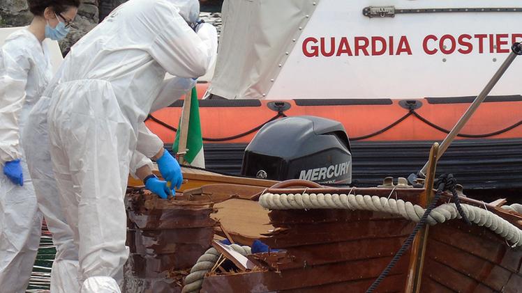 Una fase del recupero delle salme  dopo la tragedia nel lago di GardaL’imbarcazione delle vittime  con i segni del violento impatto