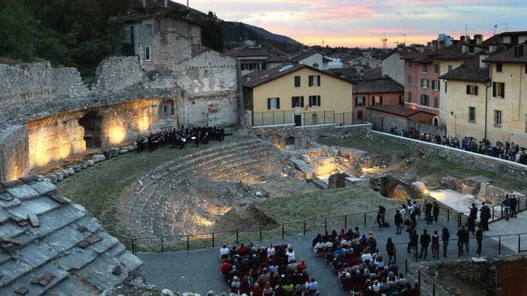 Fra gli appuntamenti  della Festa dell’Opera non può mancare il concerto all’alba: «Arie di luce» si svolgerà alle 5.30 del mattino nello straordinario scenario del Teatro Romano